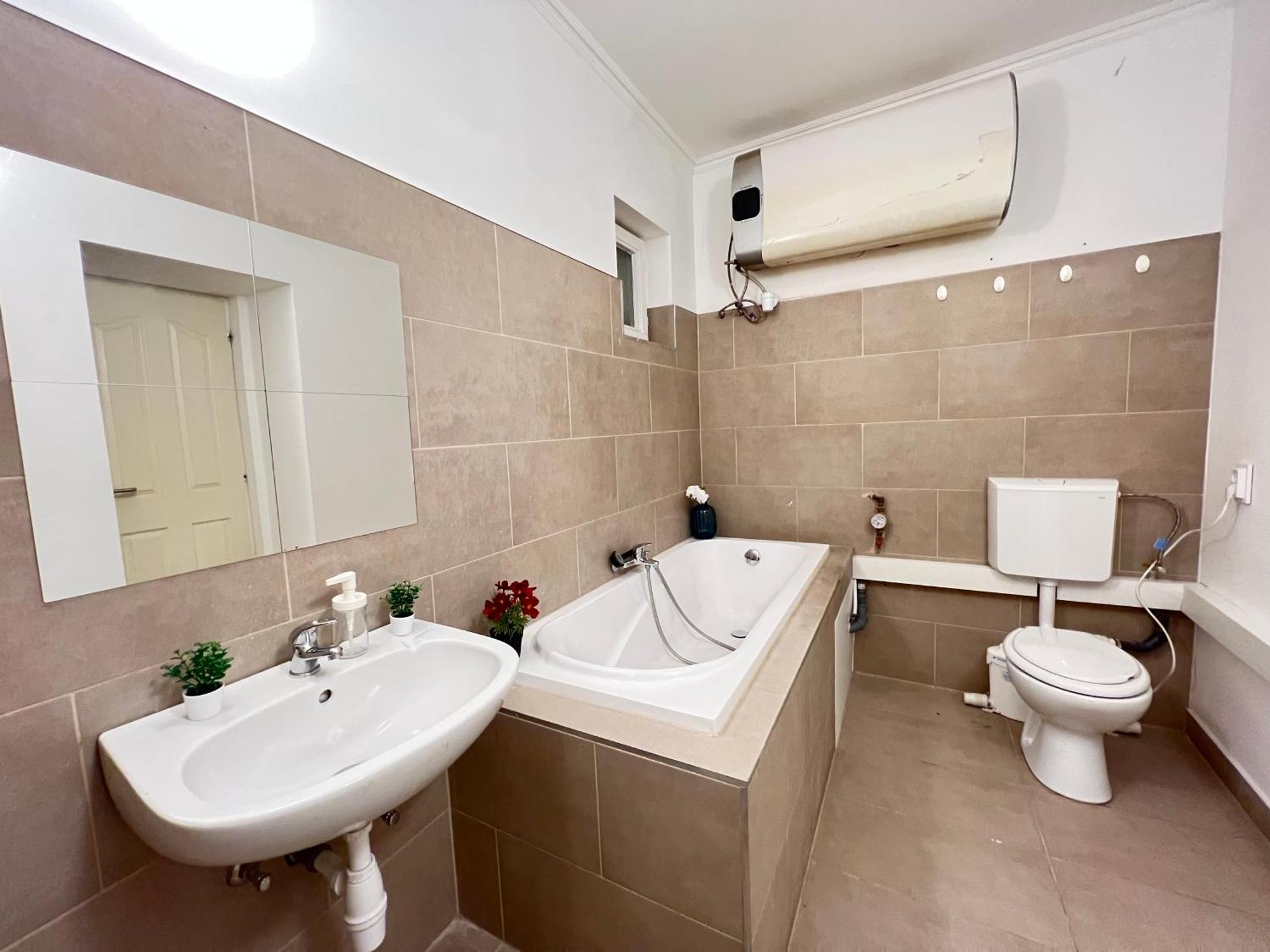 Baross Apartment With Convenience And Style Budapest Luaran gambar